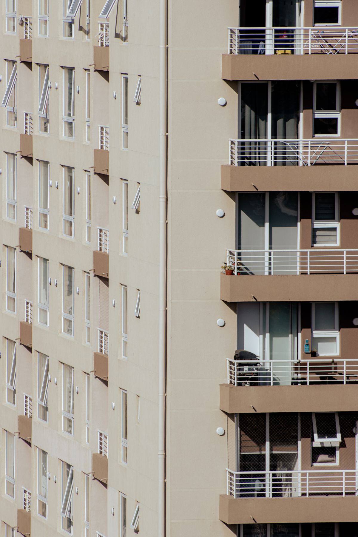 Fachada de un edificio residencial moderno con balcones y ventanas