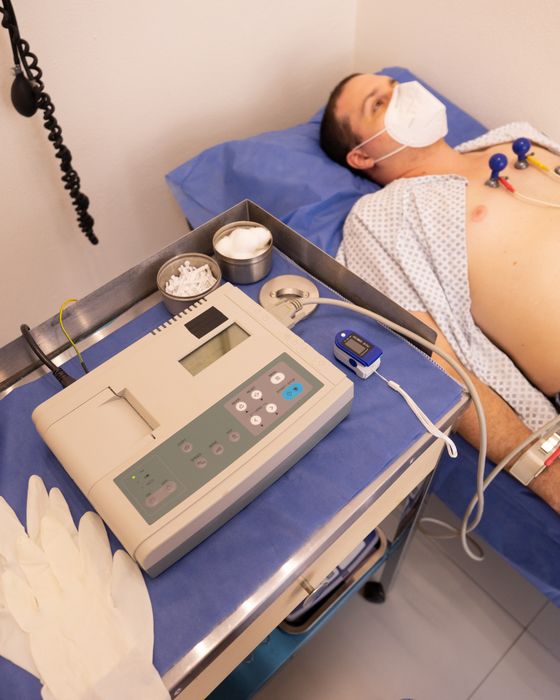 Paciente en un examen cardiológico con electrocardiograma