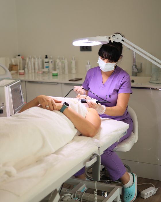 Especialista en un tratamiento estético facial