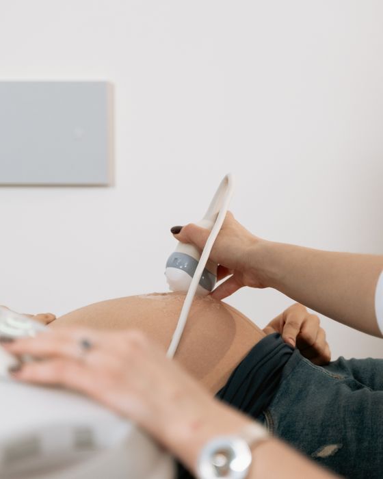 Ecografía prenatal a una paciente embarazada