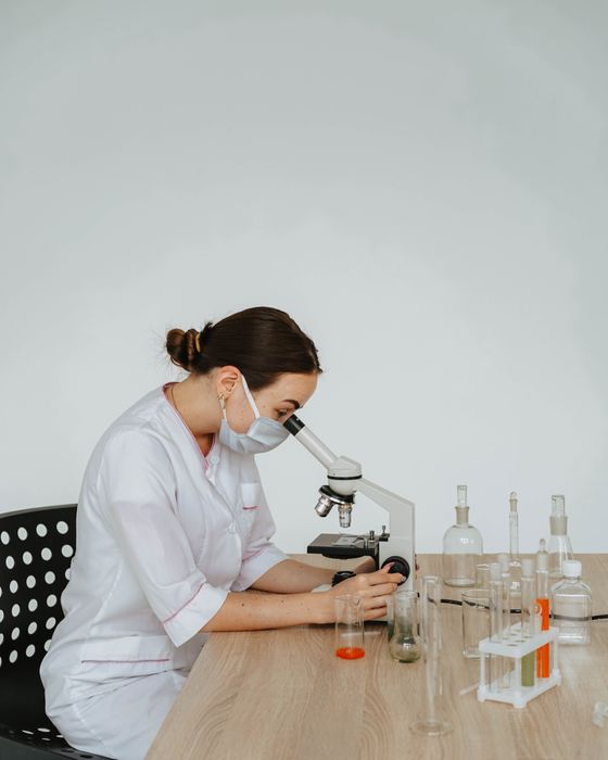 Técnica de laboratorio analizando muestras al microscopio