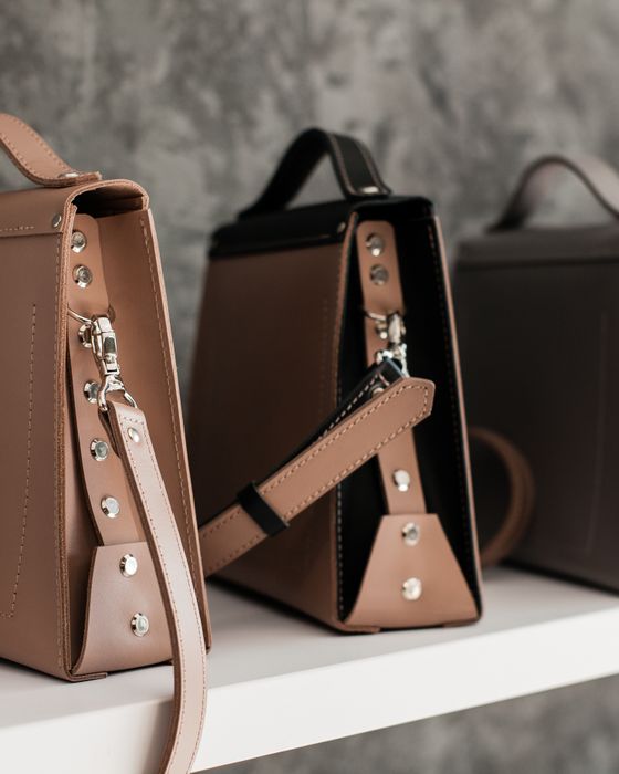 Carteras de cuero exhibidas en un estante de accesorios