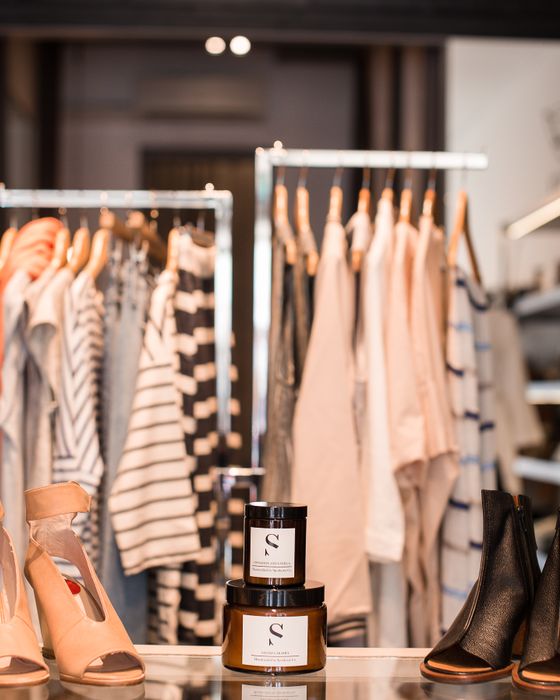 Interior de una boutique con ropa y calzado en exhibición