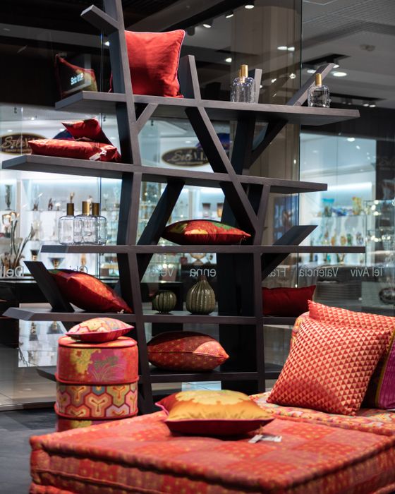 Cojines y estantería de diseño en un concept store