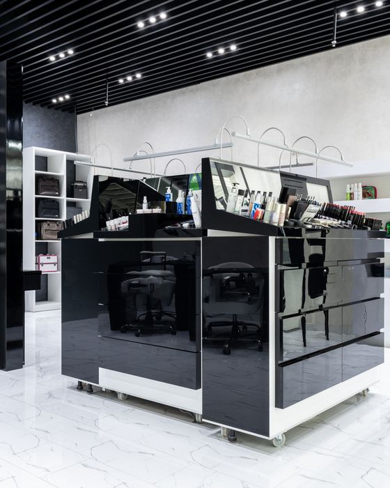 Isla de exhibición de productos de cosmética en una tienda moderna