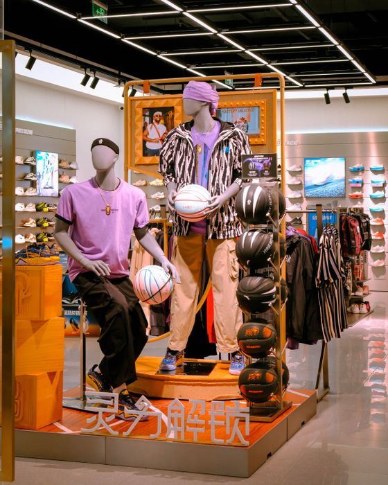 Maniquíes con ropa deportiva en una tienda deportiva