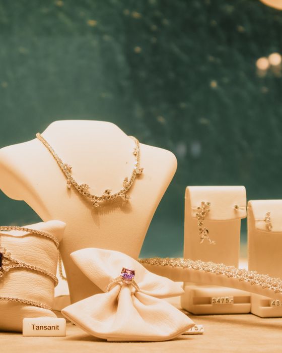 Collar de joyería exhibido sobre un busto en una vitrina