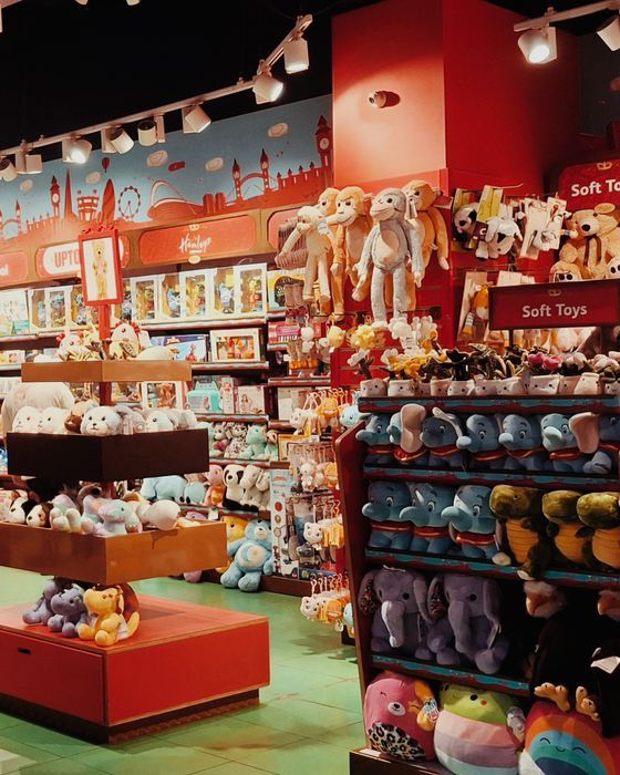 Juguetes y peluches de colores en una juguetería