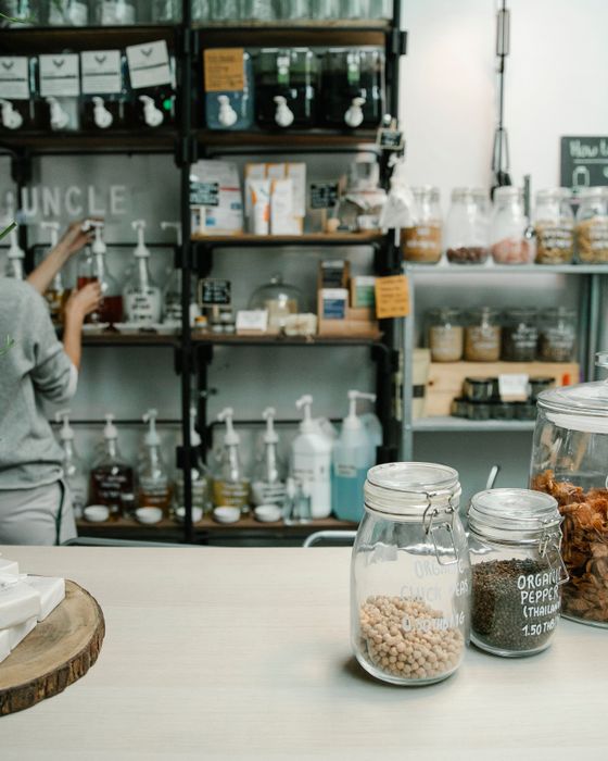 Frascos y productos naturales en los estantes de una tienda