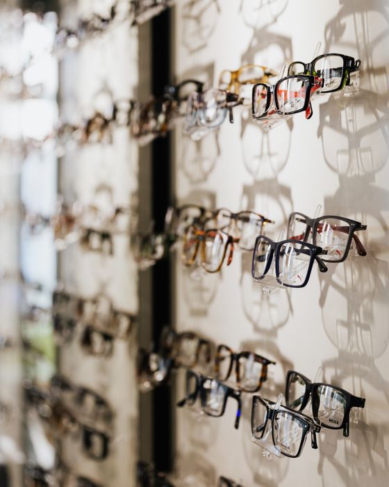 Monturas de gafas exhibidas en la pared de una óptica