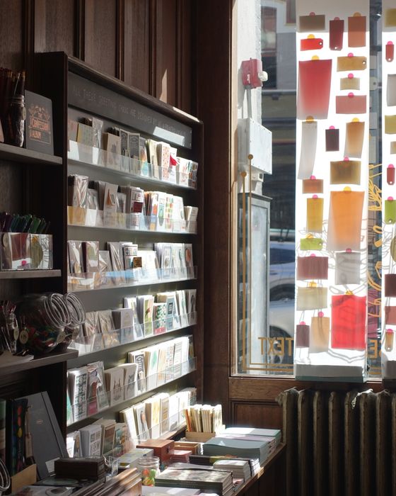 Estantes con artículos de papelería y regalos