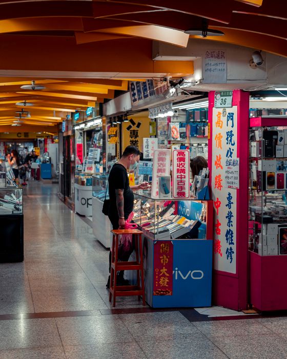 Pasillo de una tienda de electrónica con productos en exhibición