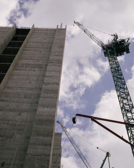 Edificio en construcción con grúa