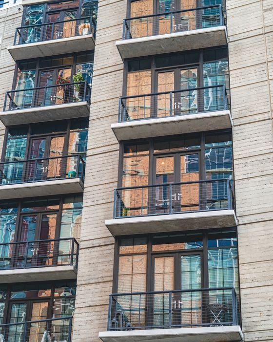 Fachada de un edificio residencial con balcones