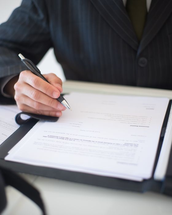 Firma de documentos de una operación inmobiliaria