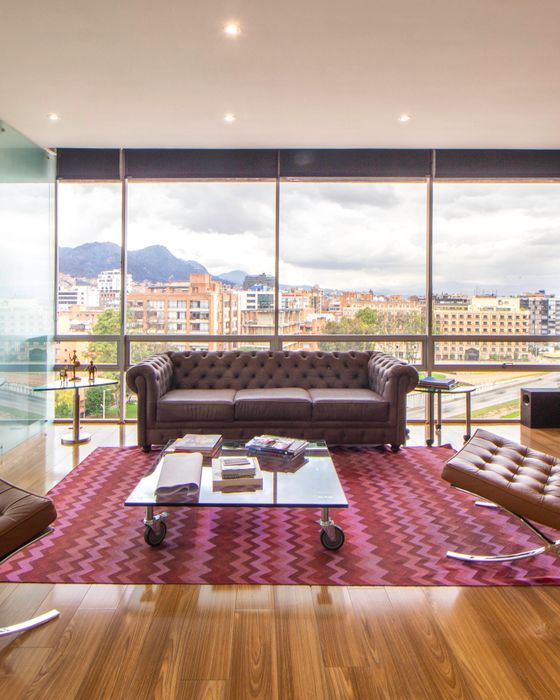 Sala de un penthouse con vista a la ciudad