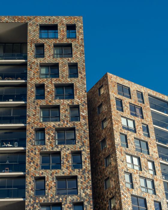 Torres residenciales modernas en construcción