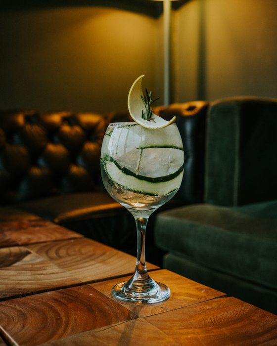 Cóctel servido en la barra de un bar