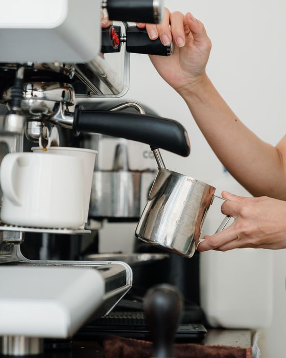 Barista preparando un café con leche