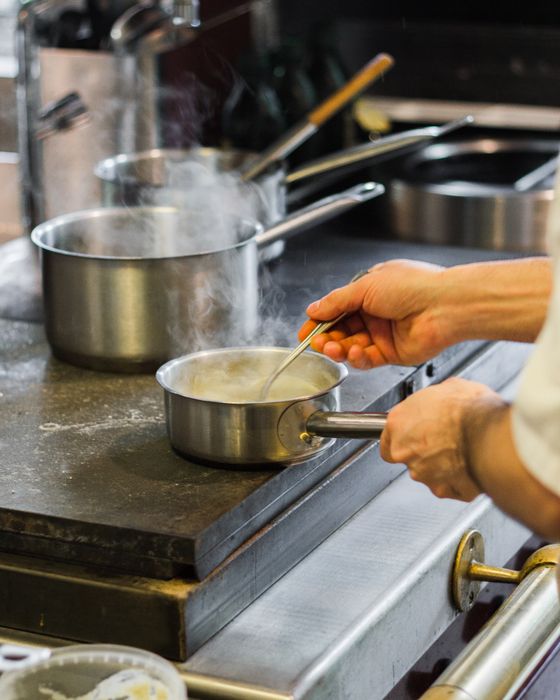 Cocinero preparando un plato en la cocina