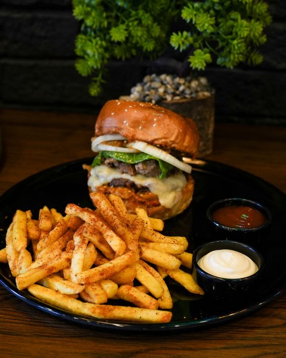Hamburguesa con papas fritas