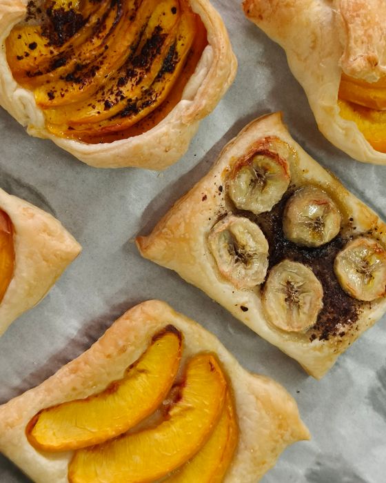 Repostería recién horneada con frutas