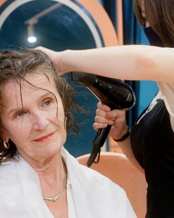 Estilista secando el cabello de una clienta