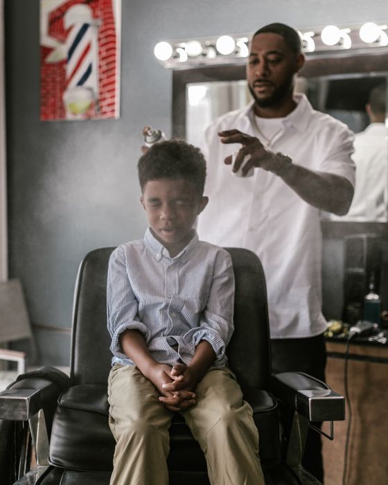Niño en su corte de cabello en la barbería