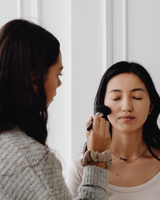 Maquilladora trabajando el rostro de una clienta