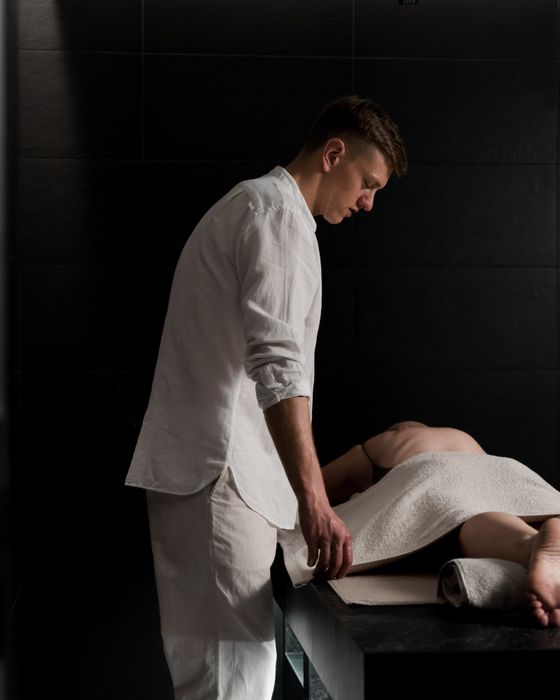 Masaje corporal en camilla de spa