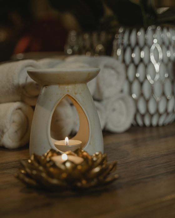 Vela y toallas en un ambiente de spa
